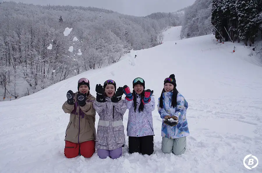 雪で遊ぶ女子達イメージ