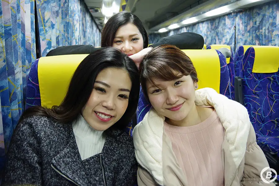 バス車内