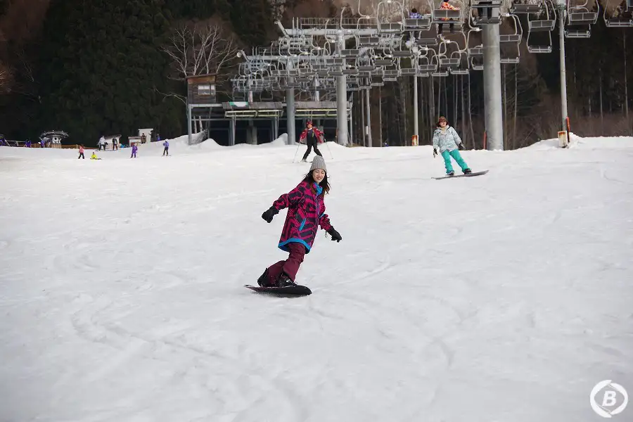 他の人の道を塞がないよう滑る