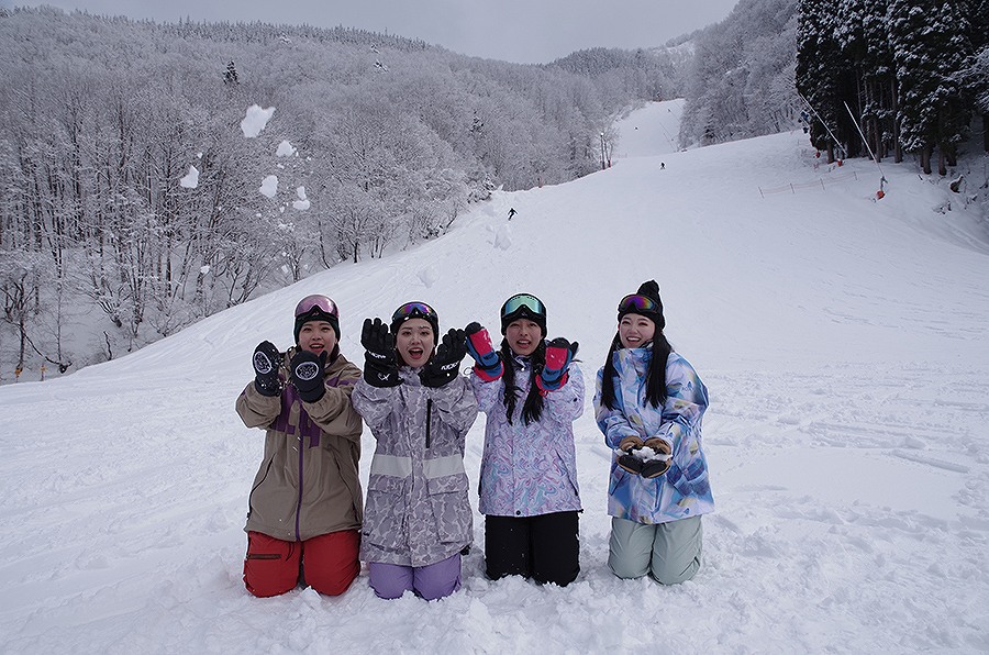 雪で遊ぶ女子達イメージ