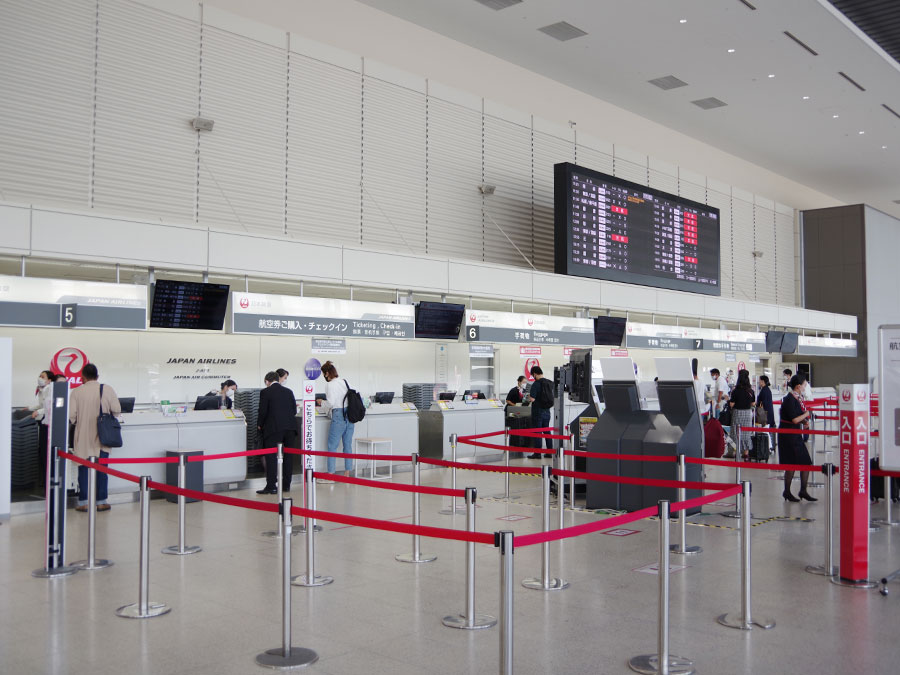 伊丹空港の北ターミナルのチェックインカウンター