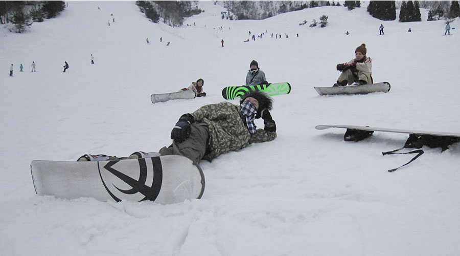 ゲレンデに寝転ぶスノーボーダー