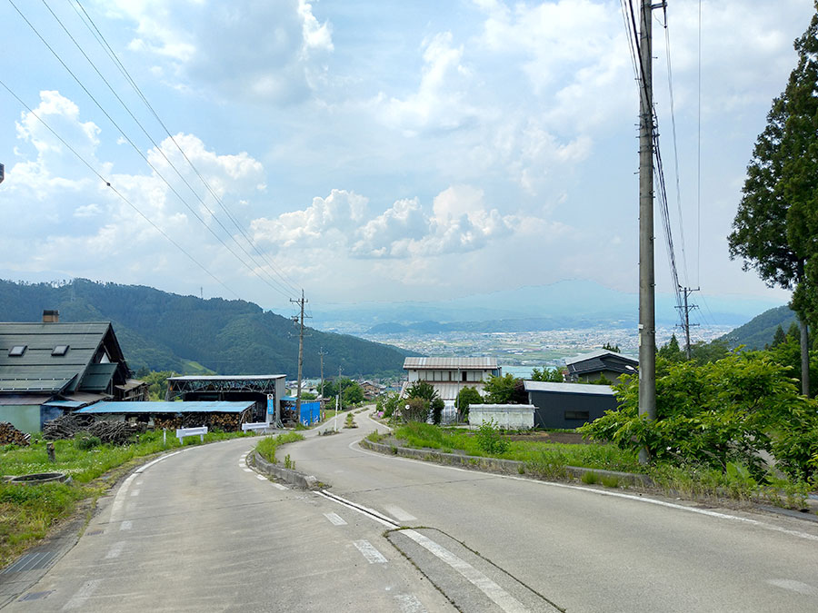 ぽんぽこの湯の前の急な坂道