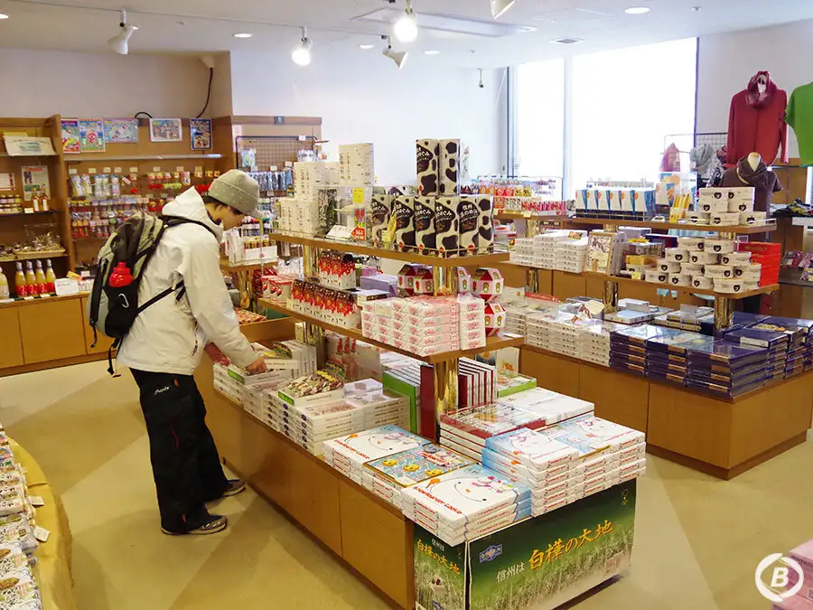 車山スカイパークホテルのお土産屋コーナー