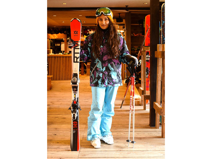 ウッディレンタルのスキーレンタル（スタンダード）を身に着けた女性