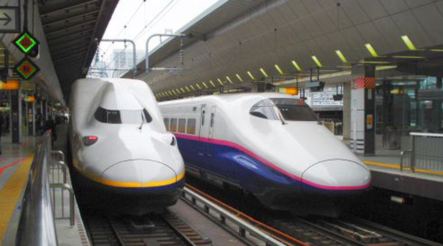 右のE2系新幹線。左はE4系新幹線。